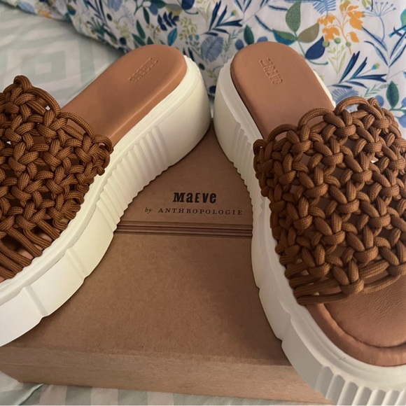 8.5 Tan-Brown woman’s platform slides. New. Original price $160. - Picture 2 of 5